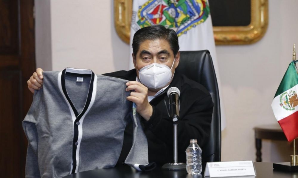 Gris y sin escudo de gobierno, así será el nuevo uniforme escolar en Puebla 