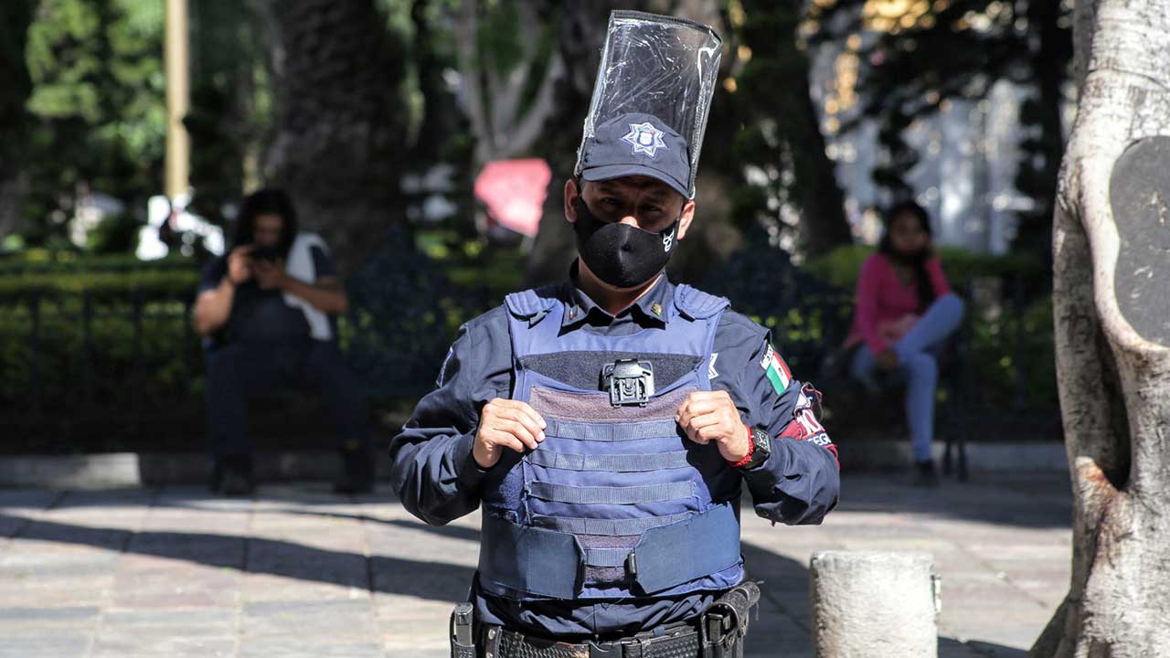 Entre Covid-19 y delincuencia, los policías de Puebla demuestran su amor por el uniforme