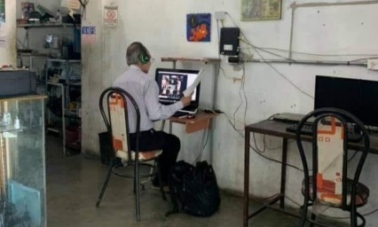 ¡Eso es vocación! Maestro da clases desde ciber porque no tiene internet