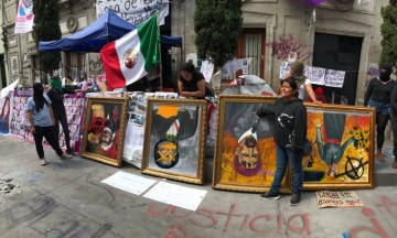 Colectivas feministas se unieron a la protesta y tomaron las instalaciones de la CNDH.