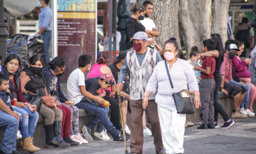 Ciudadanos y ambulantes abarrotan el centro histórico este 15 de septiembre