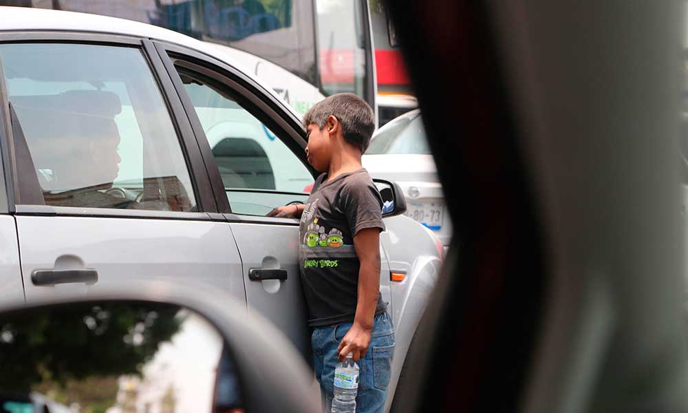 En Puebla proponen castigar a quienes usen a niños para pedir limosnas