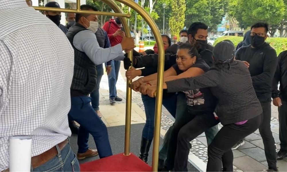 Grupo de choque irrumpe asamblea para reelegir a Gonzalo Juárez al frente del Sindicato Benito Juárez 