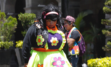 Payasos en el Zócalo de la ciudad de Puebla 