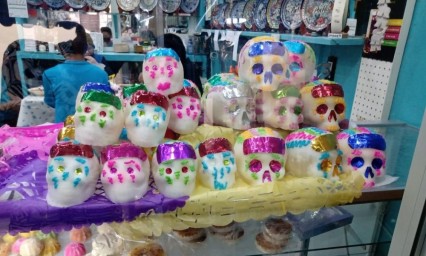 Crisis económica y falta de clases afectará la venta de calaveritas de azúcar: comerciantes