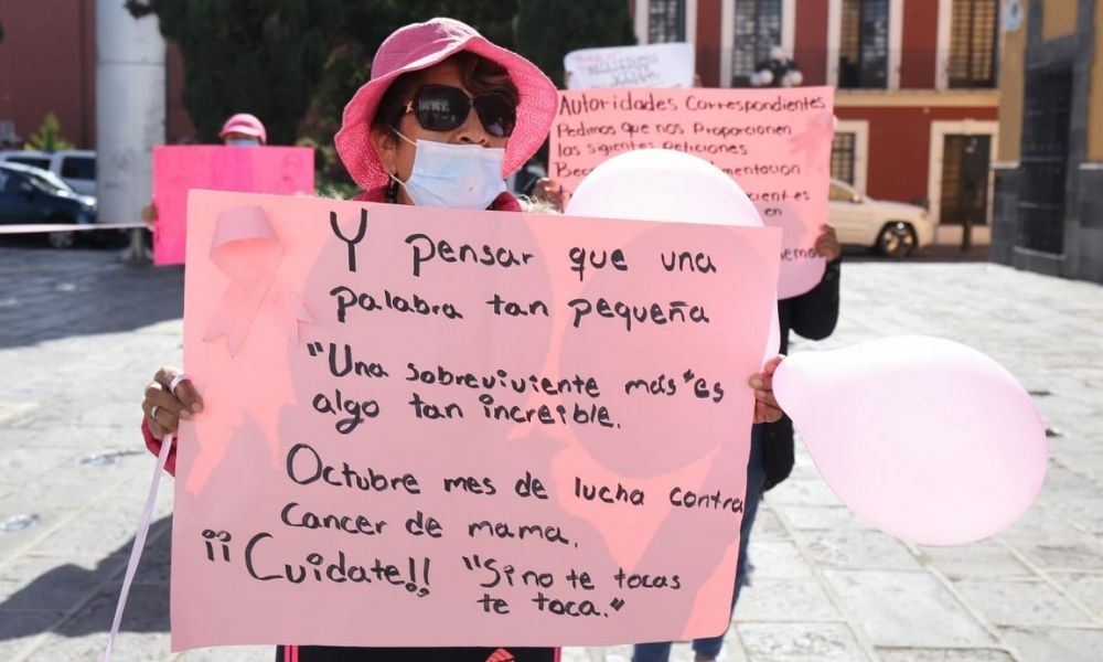 Gritan mujeres con cáncer por insumos y médicos en Puebla 