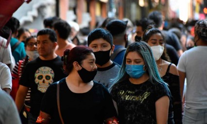 ¿Cuál pandemia? Poblanos abarrotan el Centro Histórico en Día de Muertos