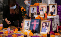 Con flor de muerto en altar, mujeres claman por erradicar feminicidios