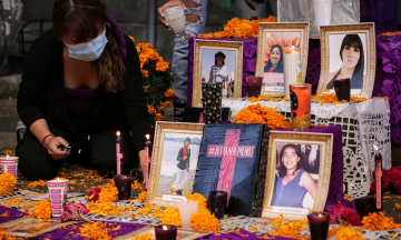 Con flor de muerto en altar, mujeres claman por erradicar feminicidios