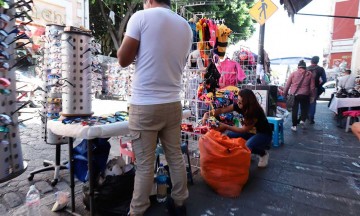 Ambulantes instalan puestos a la fuerza en centro de Puebla