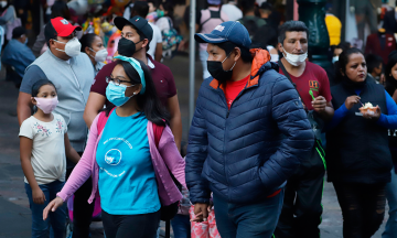 Poblanos en las calles del Centro Histórico. 