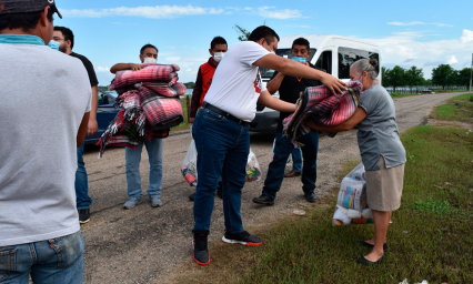 Entregan apoyo a damnificados de Tabasco 