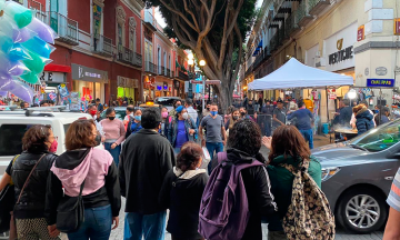 Poblanos continúan abarrotando el Centro Histórico 