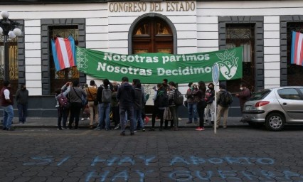 Feministas se plantan de forma pacífica en instalaciones del Congreso