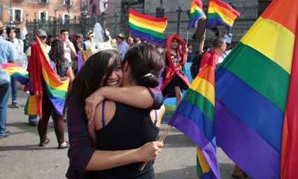 Podrían sancionar a quien obligue a asistir a terapia de conversión 