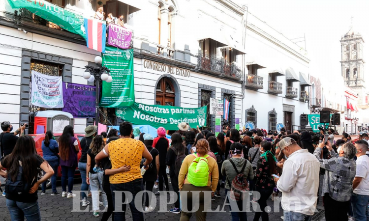 Mujeres toman las calles a favor del aborto en Puebla