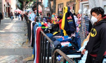 Ambulantes usan vallas del Ayuntamiento para sus puestos