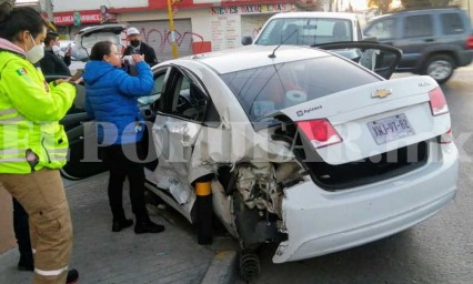 Camioneta de Tacos Tony choca contra auto y hay un lesionado