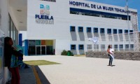 Barbosa denunciará a personal luego que mujer dio a luz en hospital de Tehuacán