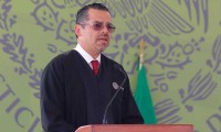 Invita presidente del TSJ a combatir la corrupción en Puebla