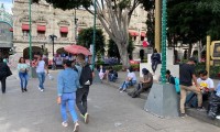 Poblanos acuden al Zócalo a pesar de restricciones  