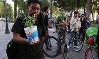 Con Fumatón protestan prórroga de la legalización de la marihuana