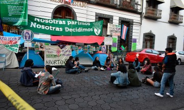 Feministas regresan inmueble del Congreso que tenían tomado 