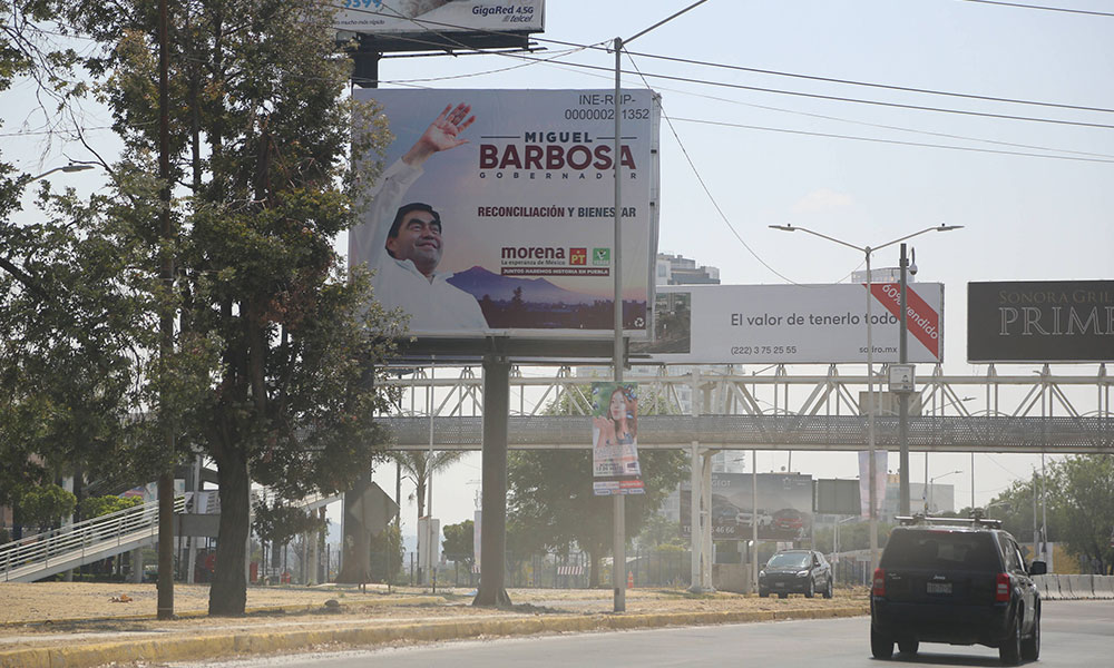 Barbosa advierte con cancelar concesiones a espectaculares que violenten la ley