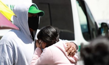 Familiares de los pacientes arriban al lugar esperando buenas noticias.