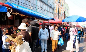 Previo a la navidad cierran establecimientos pero se desborda ambulantaje 