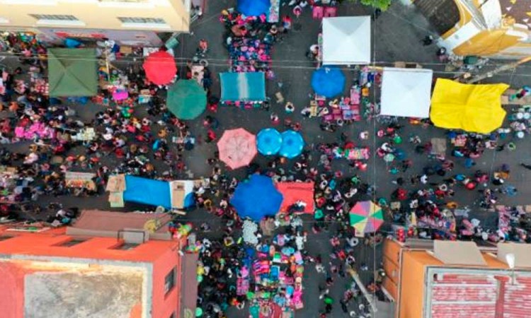Lunes caótico: ambulantes toman las calles para vender juguetes