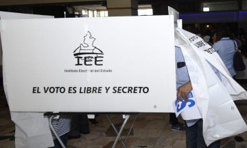 El INE permitió a los diputados federales ir por la reelección sin separarse de sus cargos.