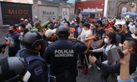 Con tubos y bates, ambulantes se enfrentan a autoridades municipales