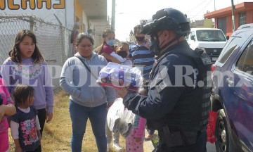 La nota buena del día: Policías de Puebla la hacen de Reyes Magos