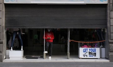 Otro modus operandi de varios comercios es tener las cortinas abajo.