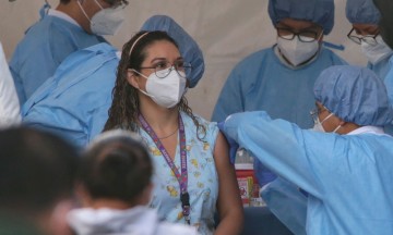 En febrero comenzarán a vacunar adultos mayores y profesores en Puebla