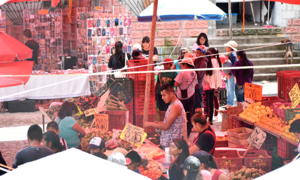 Continúan operando tianguis de Puebla 