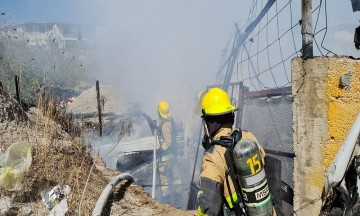 Incendio consume recicladora en Puebla 