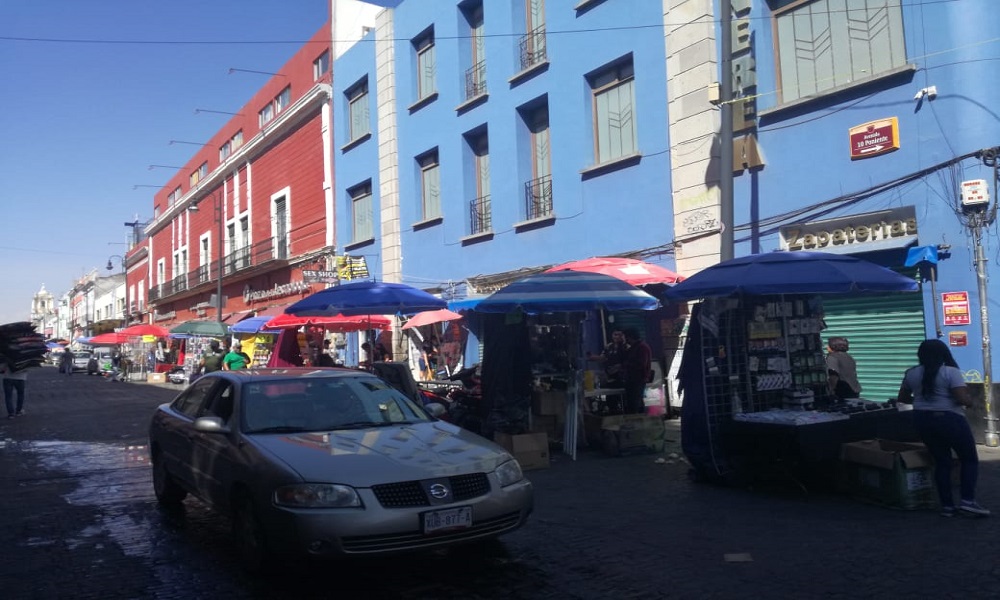 Desafían otra vez ambulantes a la autoridad e instalan puestos en el centro histórico de Puebla 