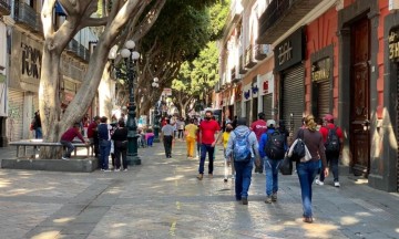 Lamentable: Semáforo rojo parece amarillo para poblanos 