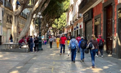 Lamentable: Semáforo rojo parece amarillo para poblanos 