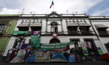 Advierten feministas voto de castigo a diputados en caso de no aprobar aborto 