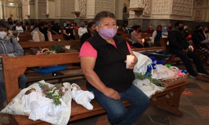 ¡Dios me protege! Feligreses asisten a las iglesias este Día de La Candelaria pese a la contingencia