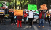 ¡No a la demolición de nuestro mercado! Con pancartas locatarios exigieron suspender proyecto del mercado Amalucan 