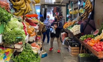 Consumidores del Mercado Amalucan, inconformes y molestos por la remodelación 