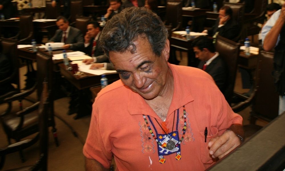 “A cada capillita le llega su fiestecita,” dice Pepe Momoxpan a Mario Marín 