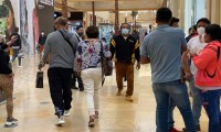 Poblanos abarrotan centros comerciales previo al 14 de febrero 