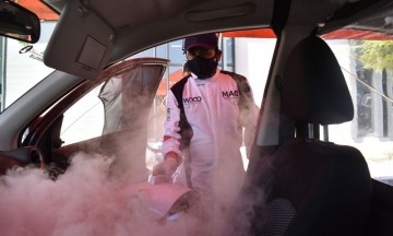Con desinfección de autos buscan bajar curva de contagios Covid en Puebla 