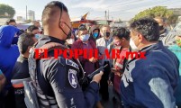 Trifulca entre tianguistas y autoridades por operativo en el tianguis de Los Lavaderos