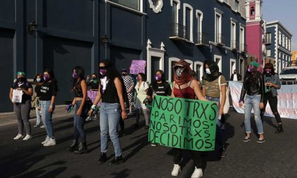 Biestro se lavará las manos sobre el tema de aborto: feministas poblanas